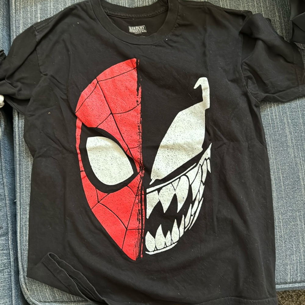 Spider man and venom tee size medium